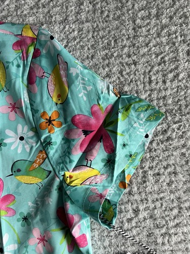 Koi Basics Scrub Top Women’s Sz Medium Tweety Green Birds Floral Nursing Medical - Picture 5 of 11