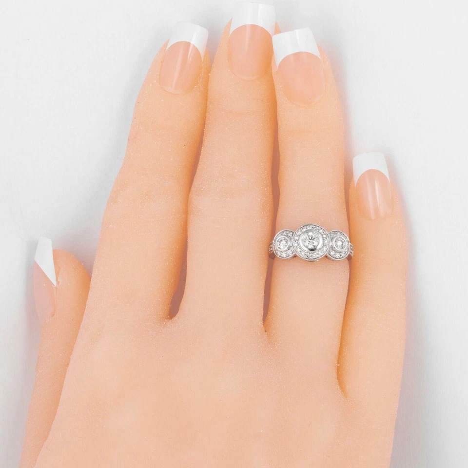 Anillo de oro blanco de 14k con halo de diamantes 0,75 ctw tamaño 4,25 de Gabriel & Co. Foto 2 de 4