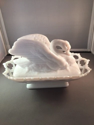 VINTAGE WESTMORELAND SWAN ON NESTING BASKET - SNOW WHITE MILK GLASS