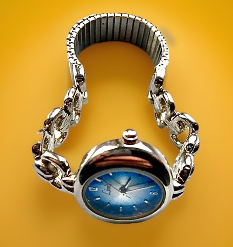 Stylish Ladies Quartz Wristwatch - Picture 3 of 4