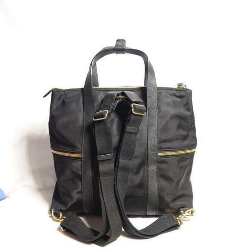 Zaino convertibile Henri Bendel Jetsetter 3 vie nero con bordo in pelle saffiano - Foto 2 di 9