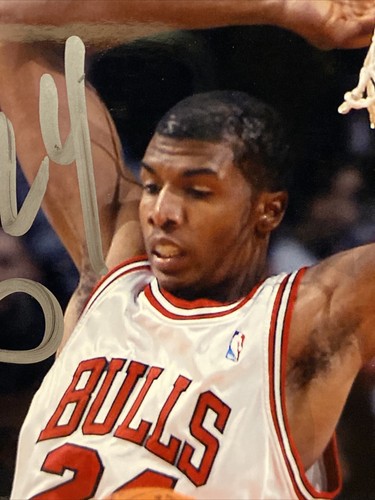 Tyrus Thomas Signed Chicago Bulls 8x10 Photos COA - Picture 3 of 4