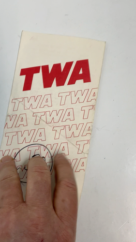 Sobre con tarjeta de embarque de papel vintage TWA Trans World Airlines - Vídeo 1 de 1