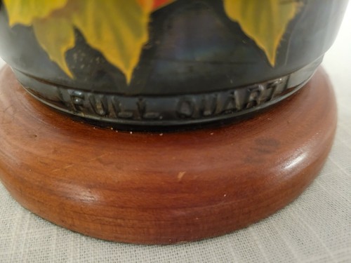 Lámpara Botella Vino Vintage Mogen David con Calcomanía Estrella y Rosa Botella Oscura Base Madera - Imagen 4 de 12