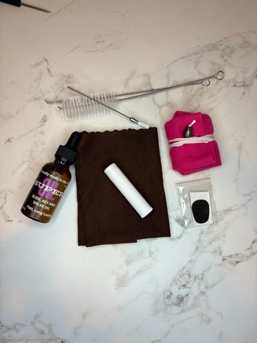 Saxophon Pflege- und Reinigungsset - inkl. Ventilöl, Fett, Zahnschutz usw. - Bild 1 von 2