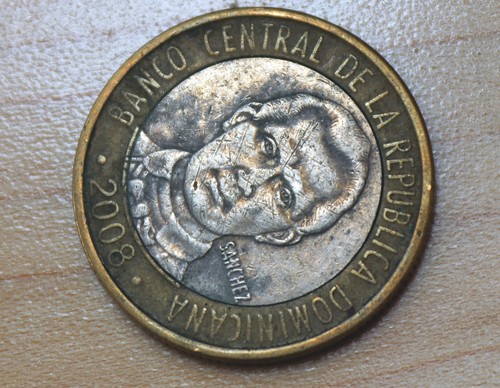2008 Dominican Republic 5 Pesos Bimetallic - Picture 2 of 2