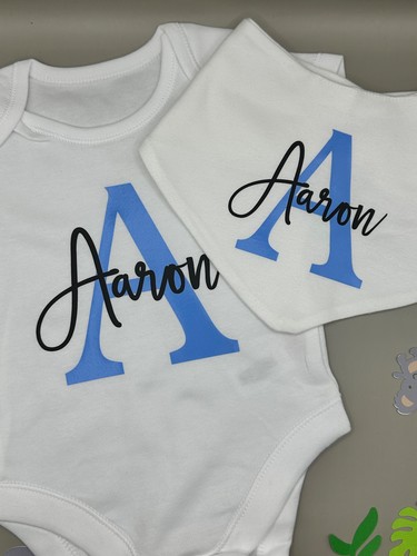 Personalisiertes Set mit Namen und Initialen Baby Weste und Lätzchen Body Strampler Portofrei - Bild 22 von 24