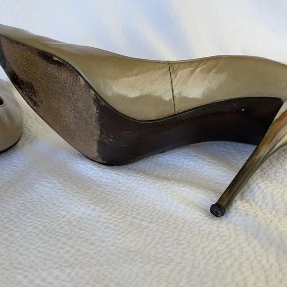 Женские туфли-лодочки Stuart Weitzman с острым носком лакированная кожа на каблуках золотистые размер 9,5 - Изображение 4 из 4