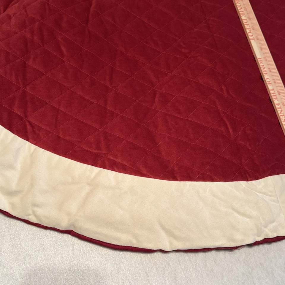 FALDA DE ÁRBOL DE NAVIDAD CLÁSICA DE TERCIOPELO GRANERO DE CERÁMICA 60" ROJA ACOLCHADA CON PUÑO MARFIL Foto 4 de 4