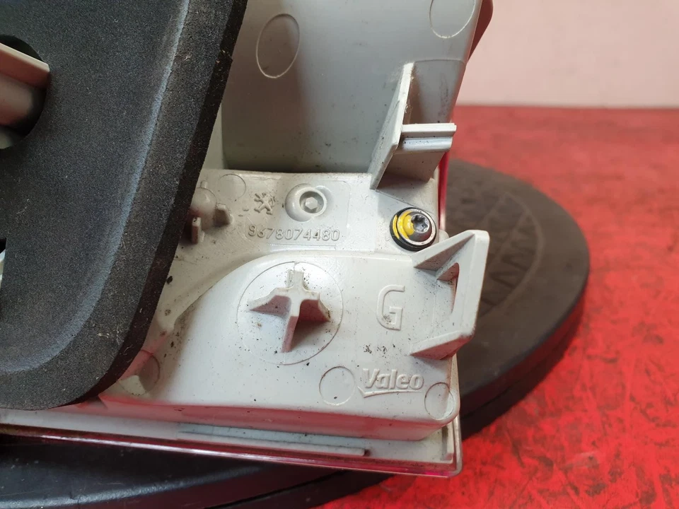 PEUGEOT 2008 LUZ TRASERA INTERIOR LADO PASAJERO LADO CERCANO LH 2014 5 PUERTAS HATCHBACK Foto 3 de 4