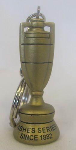 9863 CRICKET AUSTRALIA GOLD RUBBER ASHES SERIES SINCE 1882 TROPHY KEYRING - Foto 1 di 1
