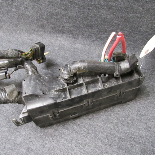 2009 Focus Sedan 2.0 Auto Engine Compartment Underhood Main Fuse Box Relay 68913 - Picture 5 of 8