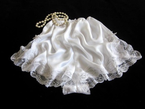 Lacy white satin French Knickers L Neuf doux soyeux court culotte style vintage afficher le titre d'origine Lacy white satin French Knickers L Neuf doux soyeux court culotte style vintage afficher le titre d'origine