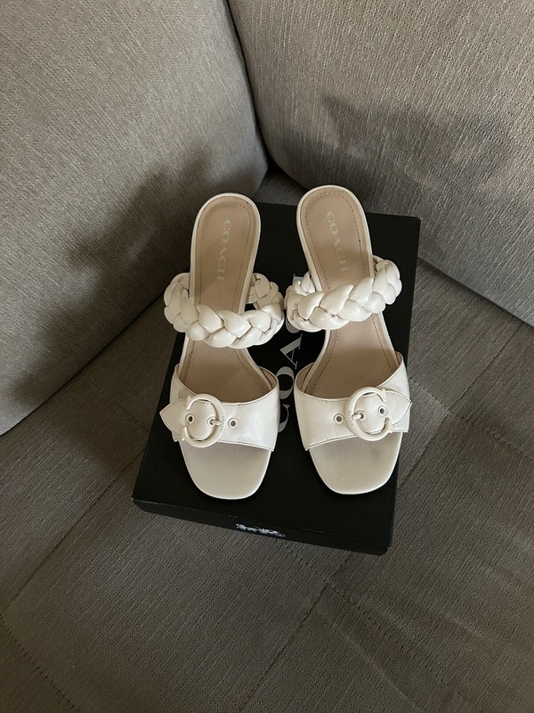 Women Coach Mollie Leather Sandal in Color Chalk, Size 10.
