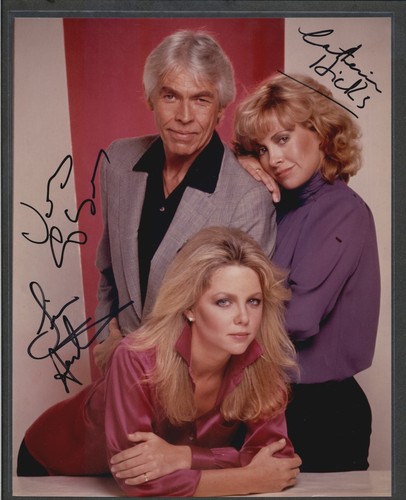 James Coburn, Lisa Hartman & Catherine Hicks - foto autografa firmata a colori 8x10 - Foto 1 di 2