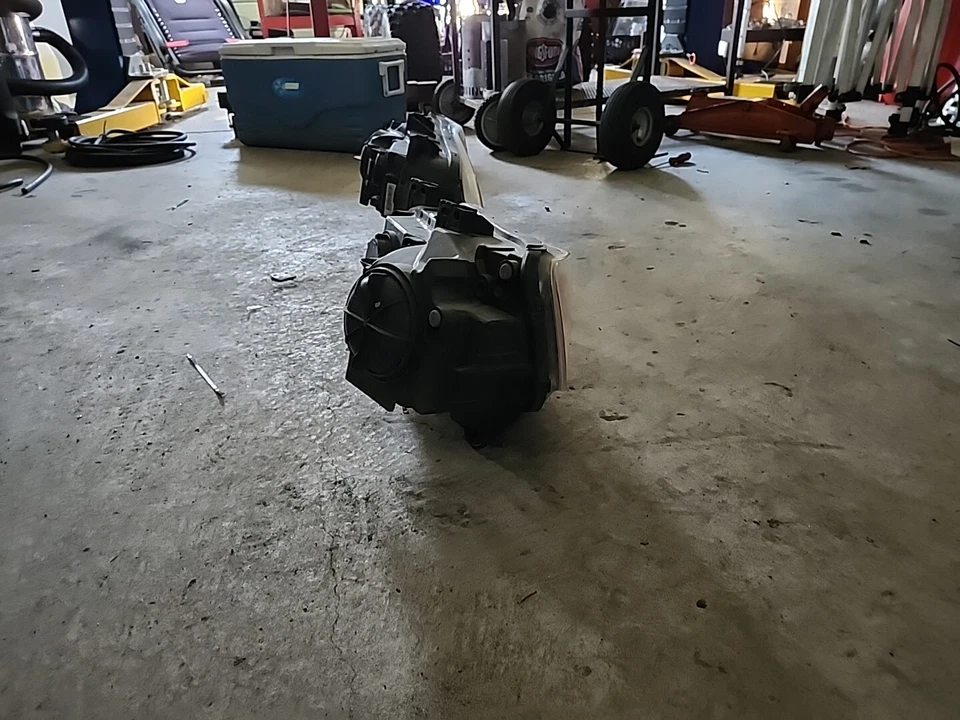 Conjunto de faros - TYC 20-9217-00 regular para Chrysler 300 11-14 Foto 4 de 4