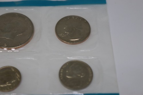 1972 Uncirculated Coin Set U.S Mint Original Government Packaging - Picture 7 of 10