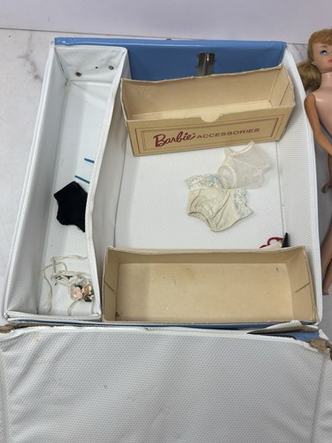 60er Jahre Pferdeschwanz Barbie und 2 60er Jahre Skipper Puppen im Midge Koffer - Bild 20 von 24