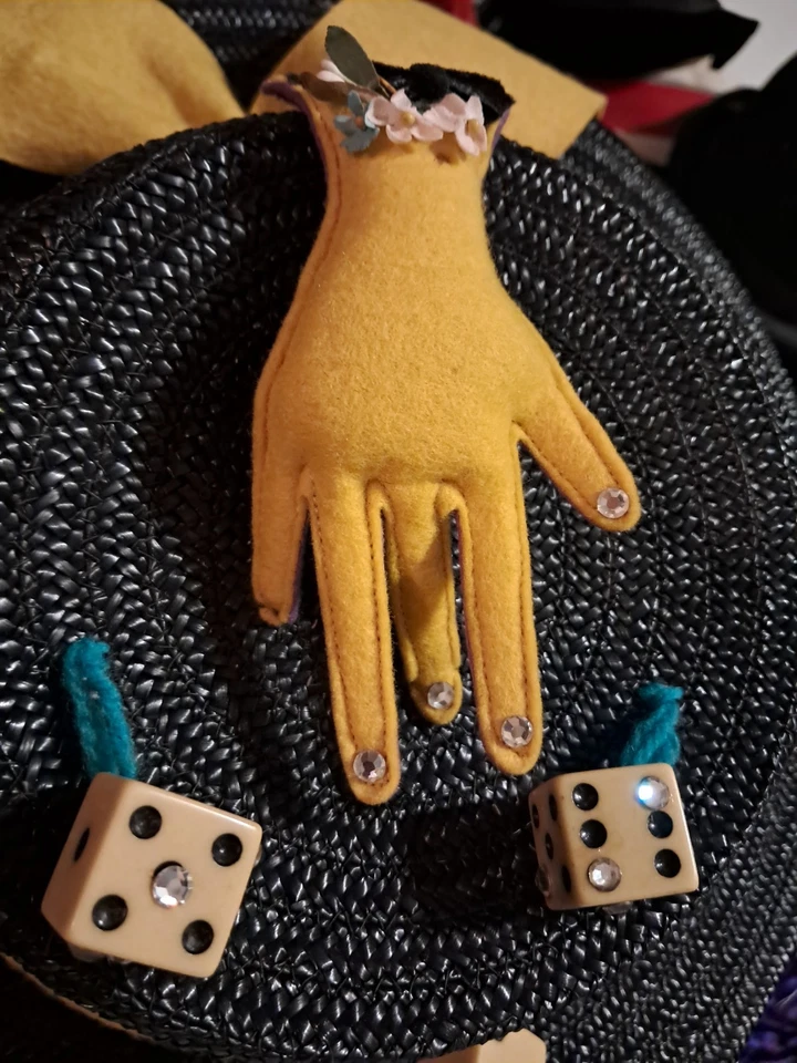 🖤 Vintage 1950s Mr. Kenneth Surrealist Dice & Glove Hat – Couture Novelty Straw - Image 2 of 4