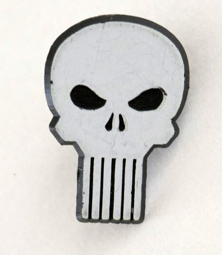 VINTAGE MARVEL PUNISHER LOGO SYMBOL KUNSTSTOFF PIN BUTTON ABZEICHEN FRANK CASTLE COMIC - Bild 1 von 3