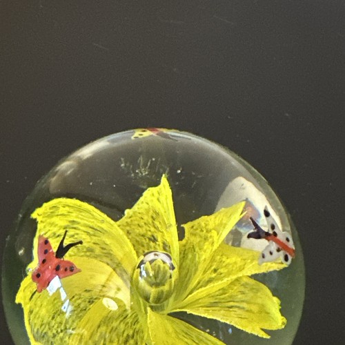 Vtg Paperweight Art Glass Yellow Flower and Butterfly Butterflies - Picture 5 of 7