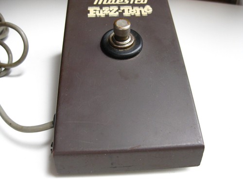 Vintage 1965 Maestro FZ-1A Fuzz Tone by Gibson Fuzz Guitar Effect Pedal - Picture 4 of 15
