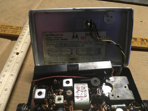 Vintage And Rare MOTOROLA 6X32E TRANSISTOR RADIO With Handle -Tested Not Working - Picture 7 of 14