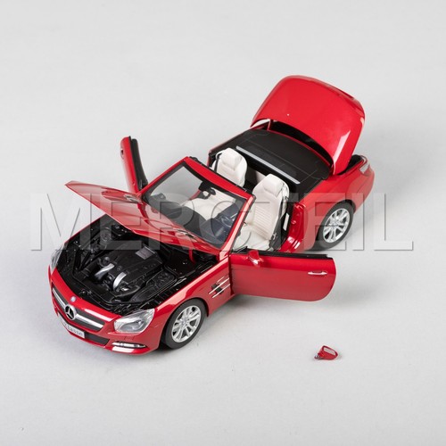1:18 scale Genuine MERCEDES SL class R231 model B66960108 - Picture 2 of 7