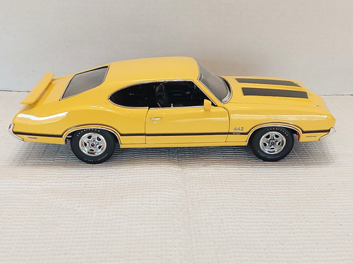 1/18 Acme Dr. Olds 1970 Oldsmobile 442 W-30 Yellow Part # A1805606 Release #2 - Picture 11 of 24