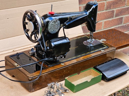 Vintage Singer 201K electric sewing machine with Bentwood case - Picture 9 of 14