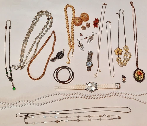 Lot vintage costume jewelry Avon, Trifari, Sarah Coventry, Coro