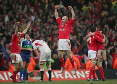 Tom Shanklin jumps for joy and his team mates celebrate at the end- Old Photo