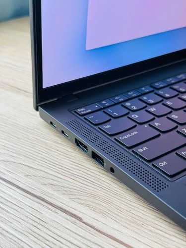 Lenovo ThinkPad P14s Gen 5 14" OLED/AMD Ryzen 7 Pro 8840HS/64GB RAM/1TB SSD - Picture 3 of 7