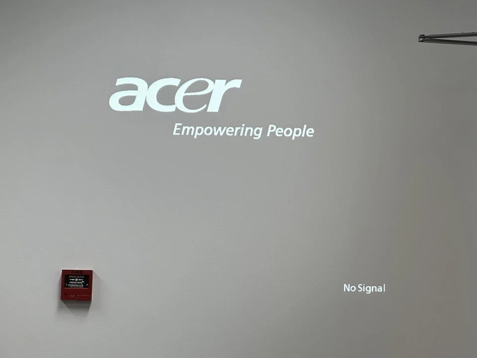 Acer DNX0513 projector PD523PD  Powers on but not been fully tested - Image 3 of 4