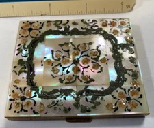 VINTAGE  COMPACT GOLD TONE MOTHER OF PEARL FLOWERS W58