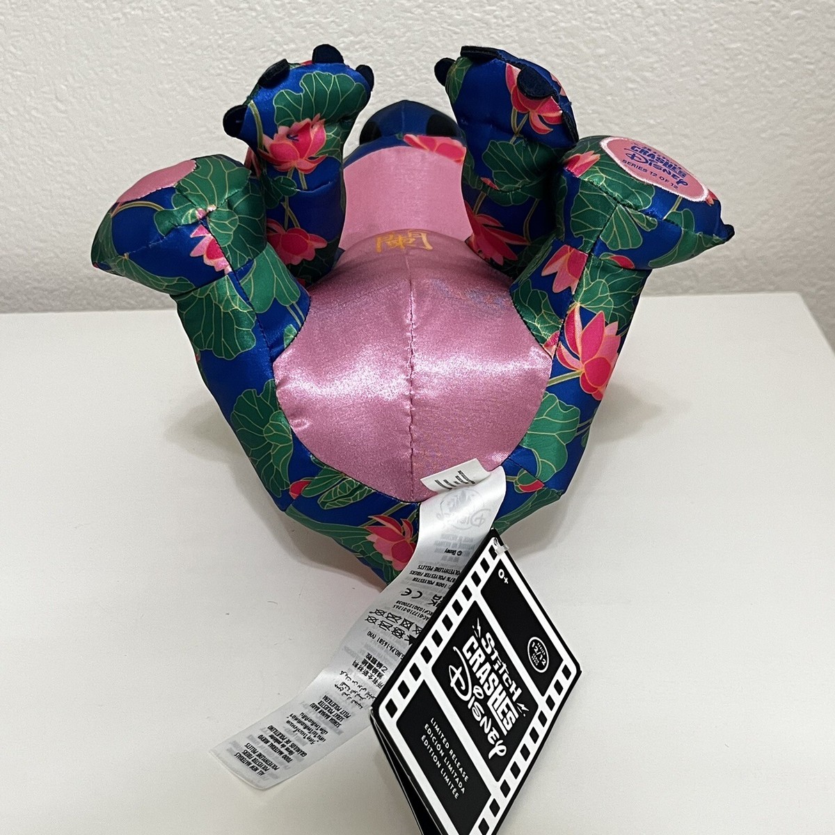 Disney - Stitch Crashes Disney『ムーラン』　スティッチ　12月 Amazon.com: Ornaments Stitch Crashes Disney Jumbo Pin