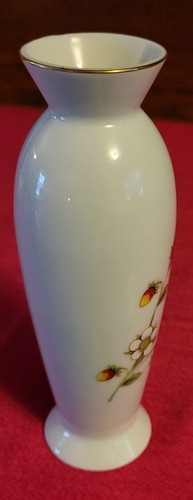 Lovely Vintage OMC Japan 6 1/2" Strawberry And Flowers Bud Vase Otigiri - Picture 3 of 5