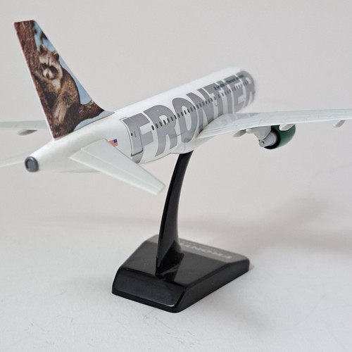 Hogan Wings Frontier Airlines Airbus A319 1:200 Plane Desk Model Raccoon - Picture 7 of 9