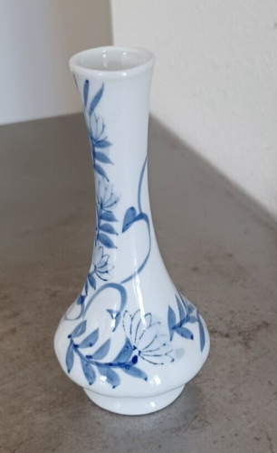 Blue And White Porcelain Bud Vase 6" Tall - Picture 8 of 12
