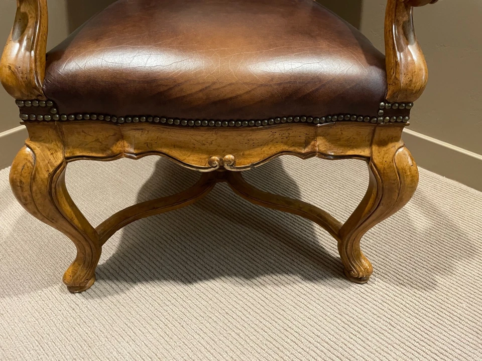 Silla de madera clara Thomasville Hills of Tuscany - Asiento de cuero - Respaldo de tela Foto 3 de 4