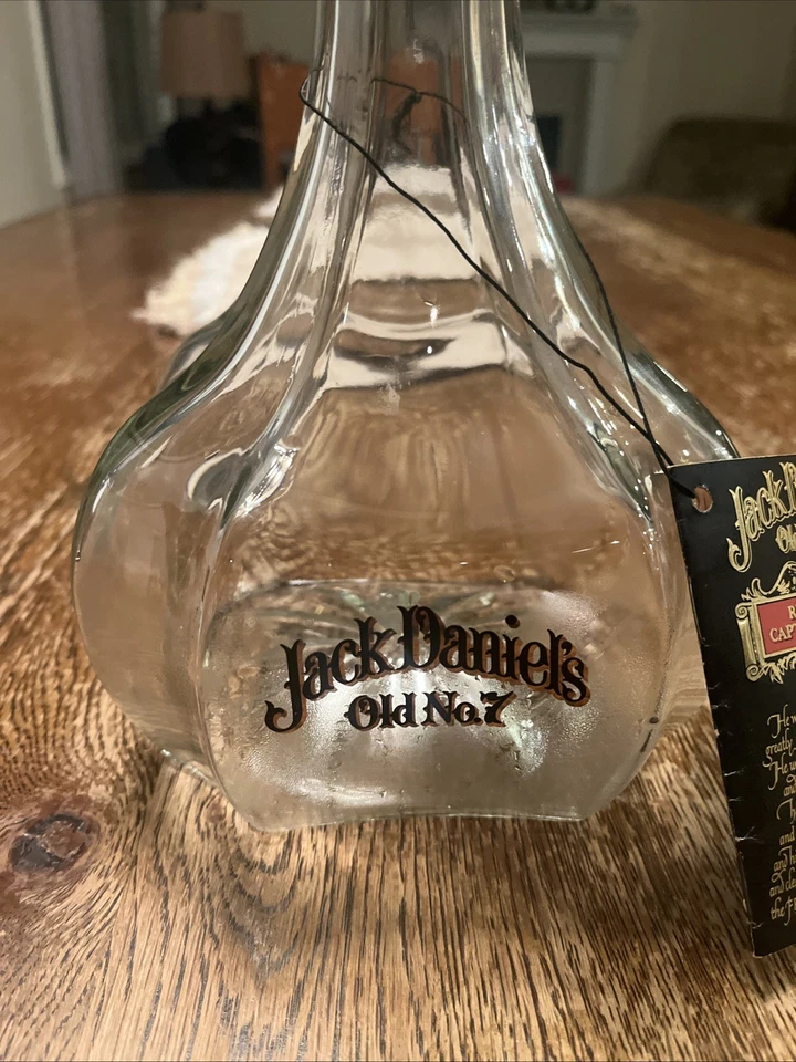 Vintage Jack Daniels Antiguo No. 7 botellas de whisky Riverboat Captain's con etiqueta. Foto 2 de 4