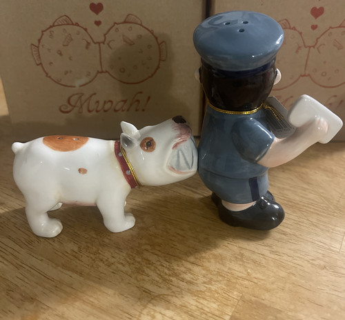 2007 Westland "Mwah!" Magnetic Mailman and Dog Salt and Pepper Shakers - Bild 2 von 5