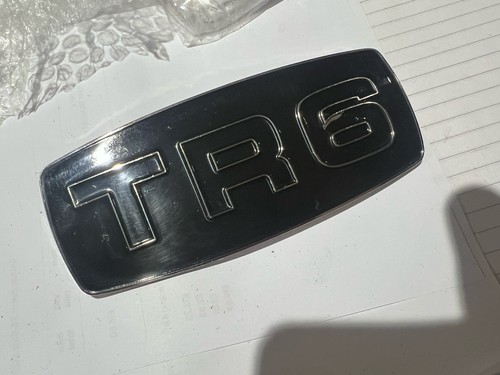 Triumph TR6 GRILLE BADGE Enamel / Chrome with studs 625662 No 3 (second ) - Picture 2 of 5