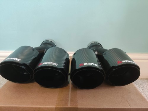 GLOSS BLACK CARBON FIBRE AKRAPOVIC EXHAUST TIPS 4” STEEL TWIN Y PIECE STAGGERED - Picture 2 of 5