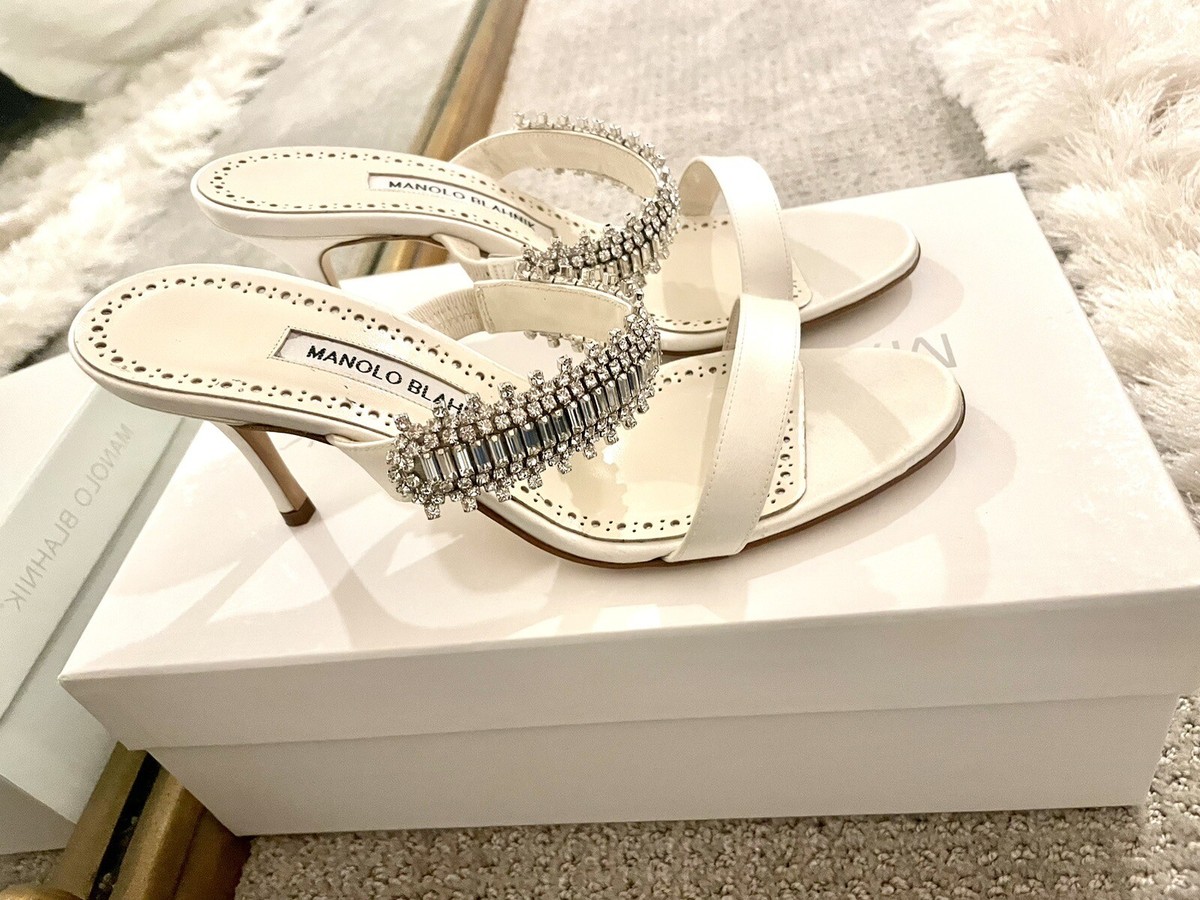 【送料&関税込】Manolo Blahnik Sand Satin Cienzan Sandals P00940749.jpg