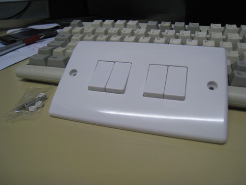 4 Gang 2 Way +1 Intermediate Light Switch, 10A 240V 1 Gang will be Intermediate - Picture 2 of 5