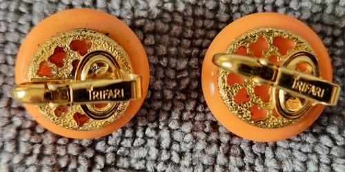 Crown Trifari Vintage Creamsicle Orange Lucite Button Clip-On Earrings - EUC - Picture 3 of 4