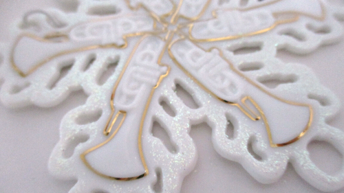 ROMAN INC ~ 4" Porcelana Copo de Nieve con Trompetas Adorno de Navidad ~NUEVO EN CAJA - Imagen 3 de 4