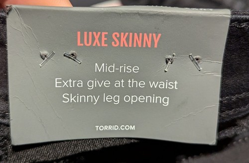 Pantalones de mezclilla para mujer Torrid lujosos ajustados de satén elásticos negros tiro medio - 26S - Nuevos con etiquetas - Imagen 10 de 16