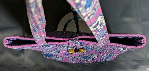 HERMOSO - BOLSO DE MANO VERA BRADLEY CON PAPELES DE BOLSILLO, ESTAMPADO BOYSENBERRY - NUEVO SIN ETIQUETAS - Imagen 7 de 20